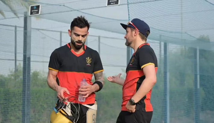 RCB team members — former captain Virat Kohli and new trainer Mike Hesson