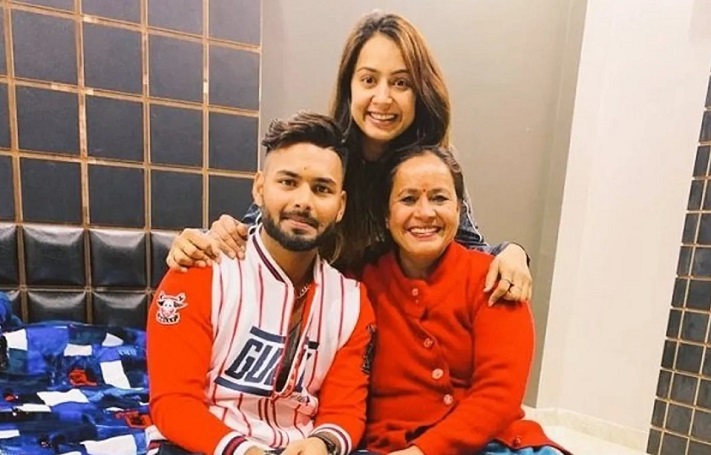 Rishabh Pant with family — mother and sister